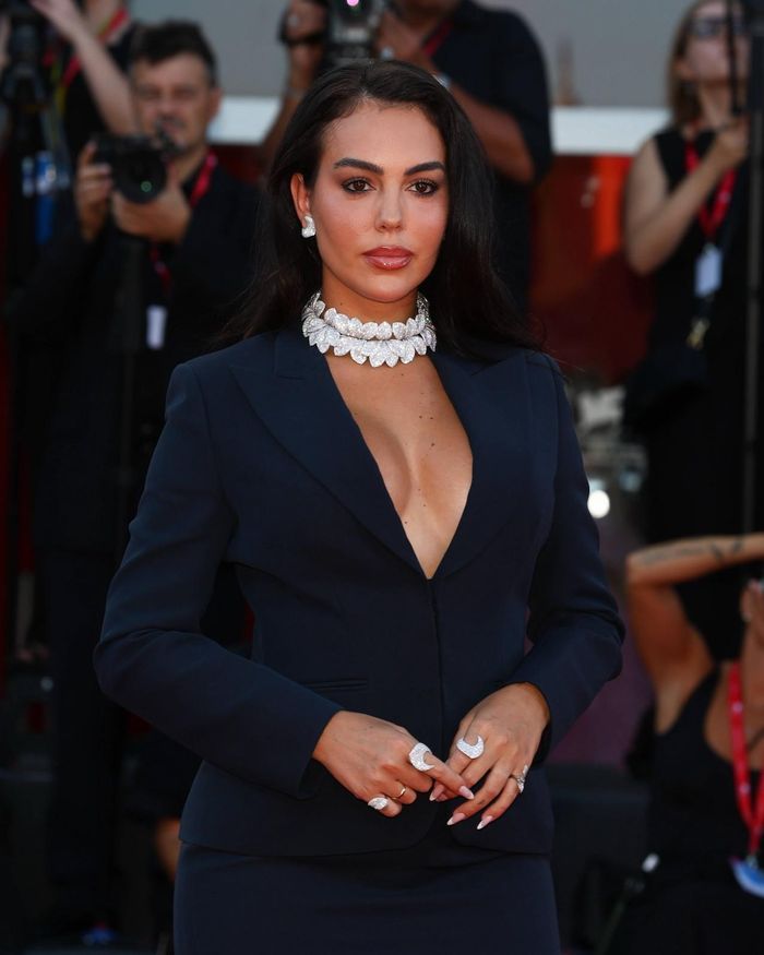  Georgina Rodriguez phủ kim cương kín người. 
