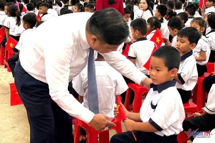 Ông Lương Nguyễn Minh Triết ân cần hỏi thăm học sinh trường nội trú liên cấp Buôn Đôn trong ngày khai giảng. Ảnh: Hải Dương