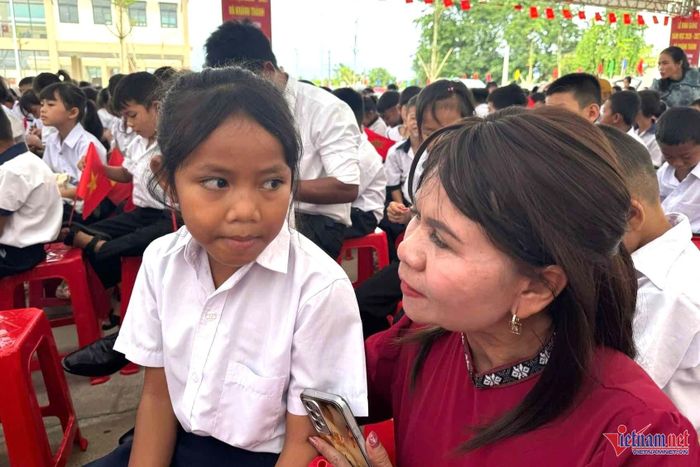 Em H'trinh vui mừng khi được gặp lại thầy cô, bạn bè cùng lớp. Ảnh: Hải Dương