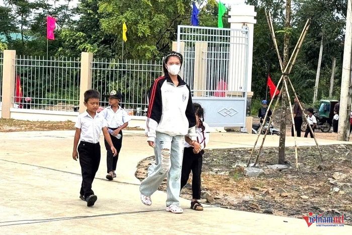 Phụ huynh đưa học sinh đến trường. Ảnh: Hải Dương