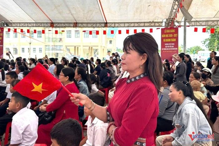 Cô giáo H'Brê B'krông dự lễ khai giảng. Ảnh: Hải Dương