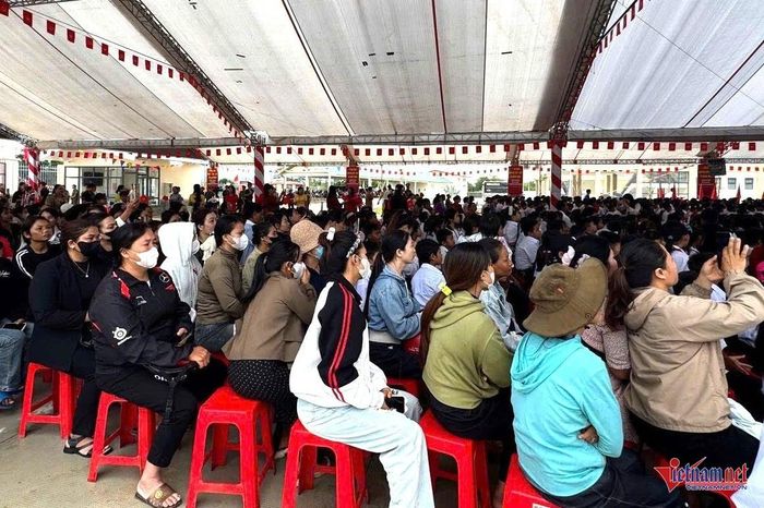 Hàng trăm phụ huynh dự lễ khai giảng. Ảnh: Hải Dương