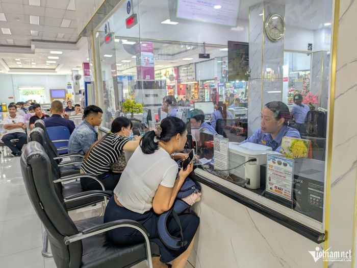 Hành khách thuận lợi mua vé tàu Tết Đinh Mùi 2027. Ảnh: TK