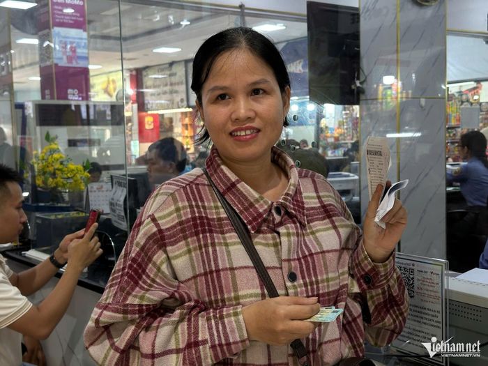 Chị Lê Thị Lan đi từ 3h sáng đến ga Sài Gòn để chờ mua vé tàu Tết về quê. Ảnh: TK