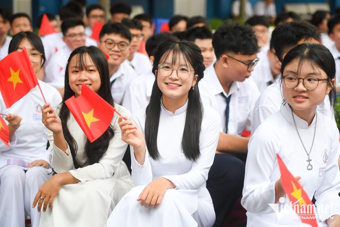 Nét rạng rỡ trên gương mặt những nữ sinh trong ngày khai giảng.