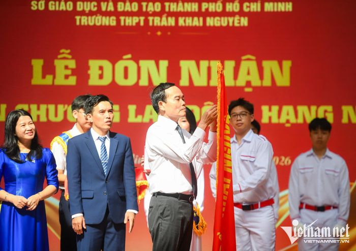 Lễ khai giảng năm nay tại Trường THPT Trần Khai Nguyên thêm phần đặc biệt. Bí thư Thành ủy TPHCM Trần Lưu Quang trao Huân chương Lao động hạng Nhì cho nhà trường.