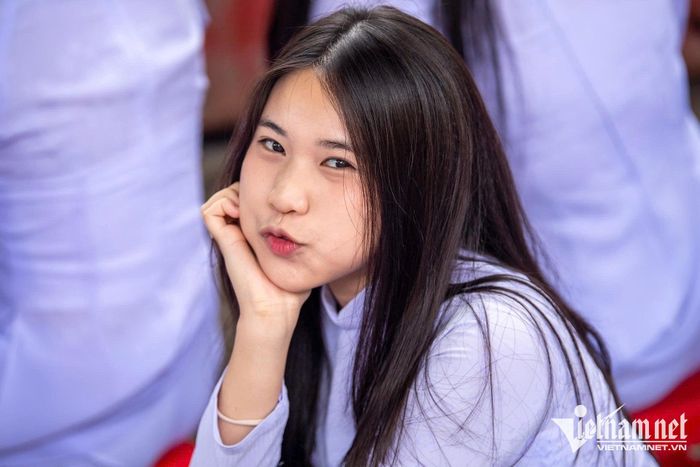 Thảo Vy ngọt ngào trong tà áo dài ngày khai giảng.