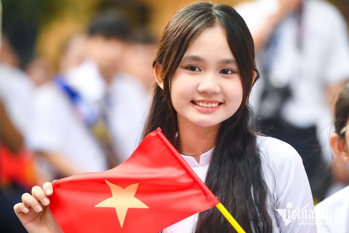7h, Mai Hoàng Thiên Kim và các bạn cùng lớp có mặt tại sân Trường THPT Trần Khai Nguyên hân hoan chuẩn bị cho ngày khai giảng.