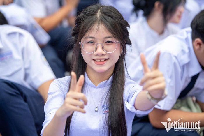 Em Phương Anh, học sinh lớp 11A8 tạo dáng tinh nghịch, sẵn sàng bước vào năm học tại ngôi trường mới.