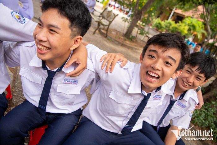 Nhóm bạn Huy Hoàng, học sinh lớp 12A3, cùng nhau lưu giữ những khoảnh khắc đáng nhớ trong lễ khai giảng cuối cùng dưới mái trường THPT.