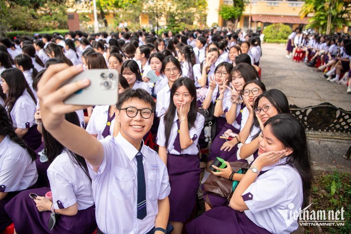 Cũng trong sáng nay, gần 2.000 học sinh Trường THPT Nguyễn Thị Minh Khai (phường Xuân Hòa, TPHCM) hòa chung không khí lễ khai giảng năm học mới cùng học sinh cả nước.