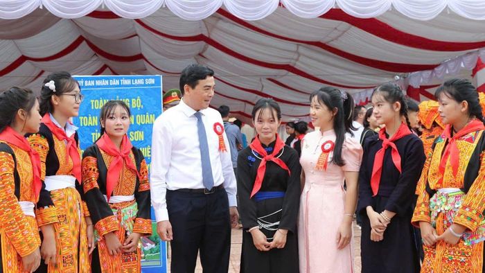 Thứ trưởng Thường trực Bộ Dân tộc và Tôn giáo Nguyễn Hoài Anh trò chuyện với thầy cô và học sinh nhà trường. Ảnh: Thúy Hồng