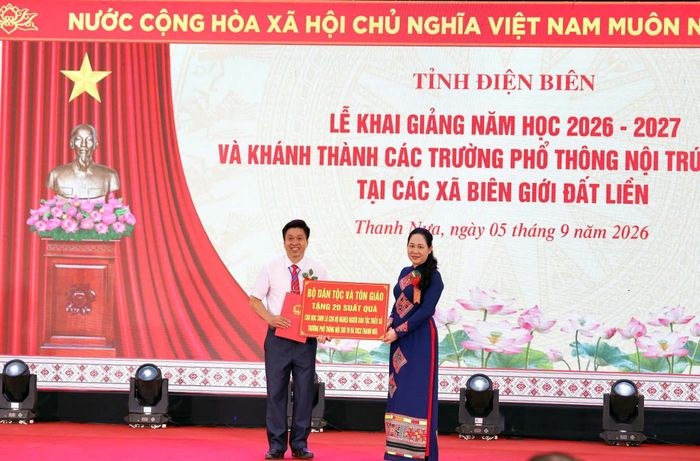 Đại diện nhà trường nhận 20 suất quà của Bộ Dân tộc và Tôn giáo do Thứ trưởng Nông Thị Hà trao để gửi tới học sinh là con hộ nghèo người dân tộc thiểu số đang học tập tại trường. 