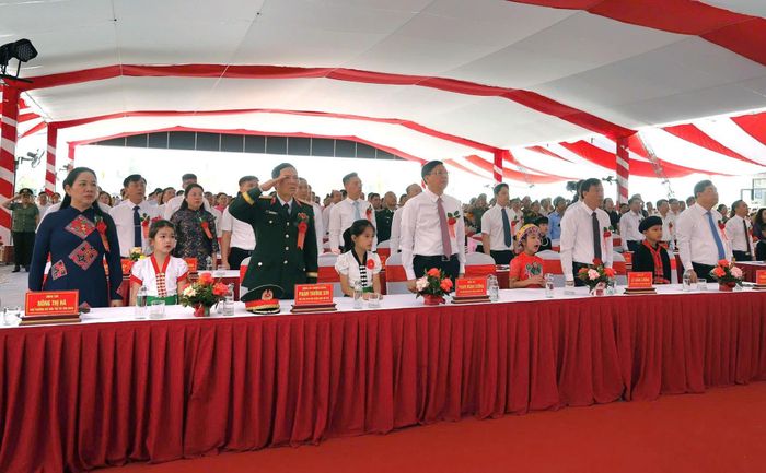 Thứ trưởng Bộ Dân tộc và Tôn giáo Nông Thị Hà dự lễ khai giảng năm học mới 2026-2027 tại điểm cầu Trường Phổ thông nội trú Tiểu học và THCS Thanh Nưa.