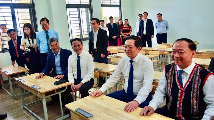 Phó Thủ tướng Chính phủ Hồ Quốc Dũng; Thứ trưởng Bộ Dân tộc và Tôn giáo Y Vinh Tơr cùng các đại biểu tham quan, kiểm tra bàn ghế và các thiết bị máy tính tại trường Phổ thông nội trú liên cấp TH-THCS Ia Púch. Ảnh: Ngọc Thu