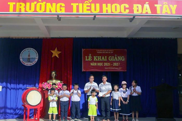 Tặng quà cho giáo viên tại Trường Tiểu học Đá Tây. Ảnh: X.N
