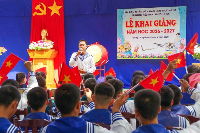 Tiết mục văn nghệ chào mừng lễ khai giảng tại đảo Trường Sa. Ảnh: X.N