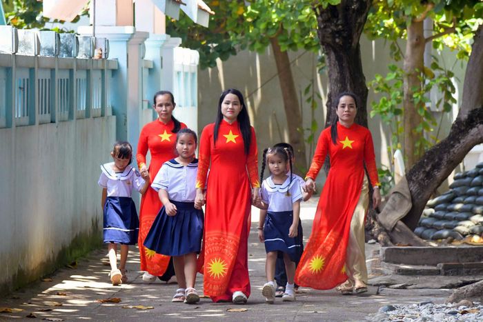 Phụ huynh trên đảo Trường Sa đưa con đến trường trong ngày khai giảng. Ảnh: X.N