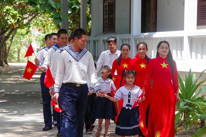 Cán bộ, chiến sĩ, phụ huynh trên đảo Trường Sa hân hoan đưa các em học sinh đến trường. Ảnh: X.N