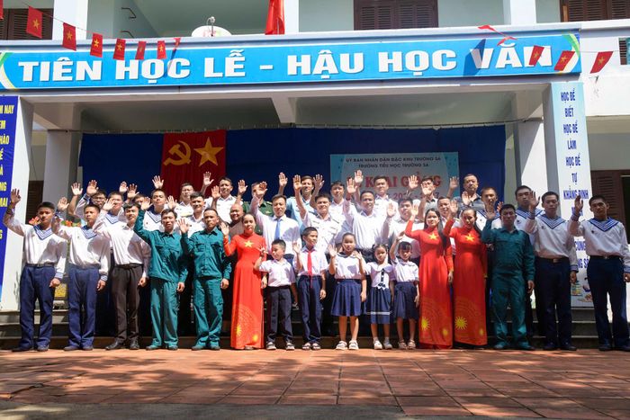 Những hình ảnh trong ngày khai giảng tại Đặc khu Trường Sa. Ảnh: X.N