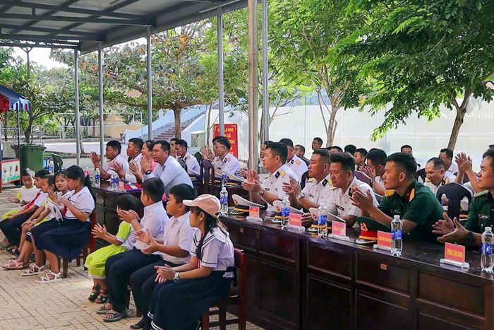 Quang cảnh buổi khai giảng tại Trường Tiểu học Đá Tây. Ảnh: X.N