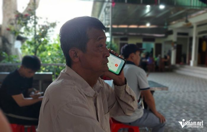 Ông Quang liên tục gọi điện cho người thân, hỏi xem con và các cháu đã đi đến đâu.