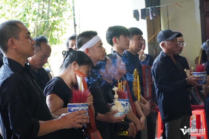 Người thân vừa khóc thương, vừa phải lo hậu sự cho 3 mẹ con.