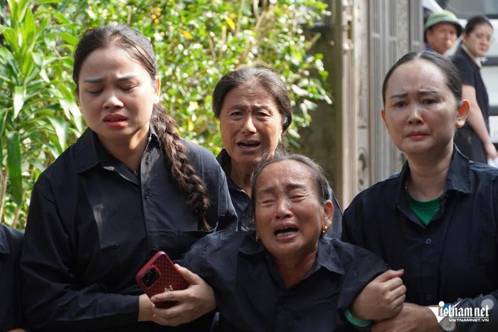 Bà Bảy oà khóc, ngã quỵ khi linh cữu các con về đến sân nhà.