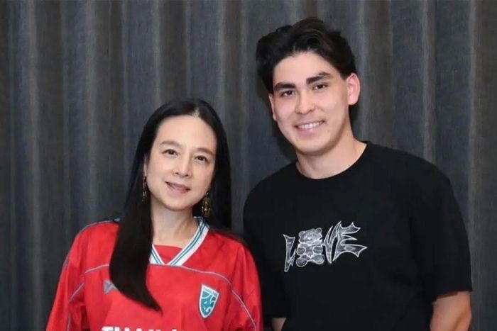Madam Pang chờ câu trả lời của Kahl. Ảnh: Thairath