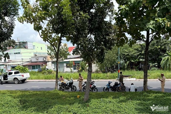 Lực lượng chức năng phong tỏa, khám nghiệm hiện trường vụ tai nạn. Ảnh: TK