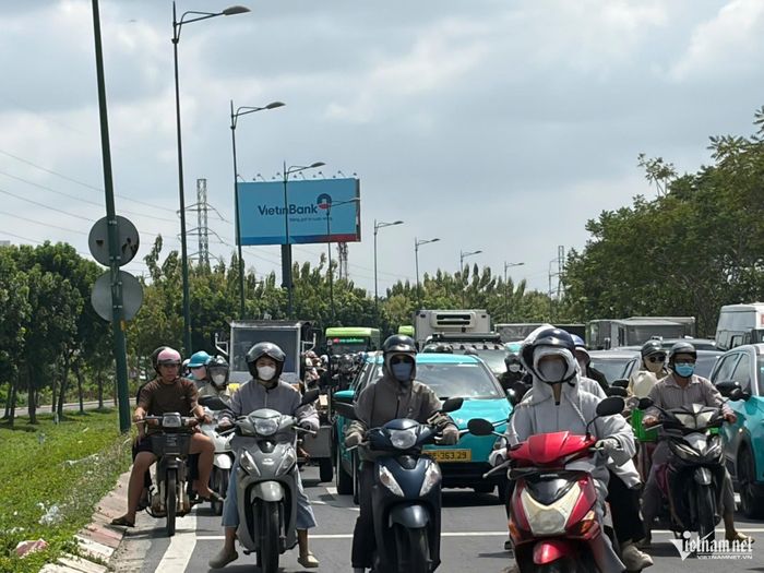 Làn đường ô tô trên đường Phạm Văn Đồng ùn ứ kéo dài do ảnh hưởng của vụ tai nạn. Ảnh: TK