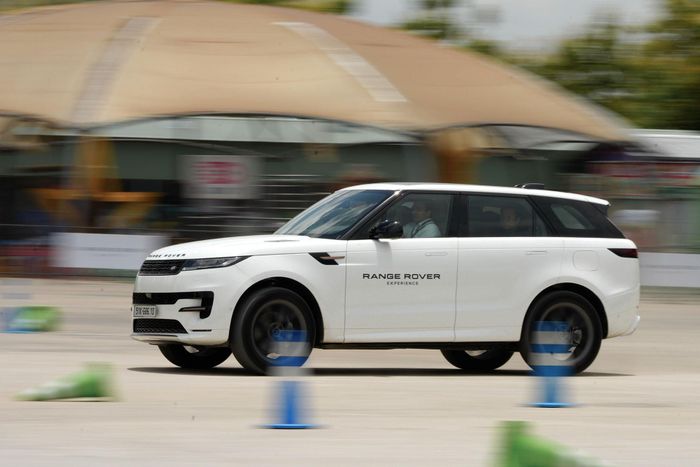 Range Rover Sport PHEV đang có quãng đường di chuyển thuần điện dài nhất, lên tới 118km. Ảnh: JLR