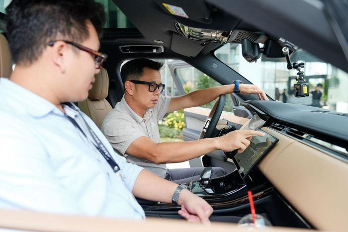 Việc chuyển các tính năng vào màn hình cảm ứng khiến người dùng phải mất thời gian để làm quen. Ảnh: JLR