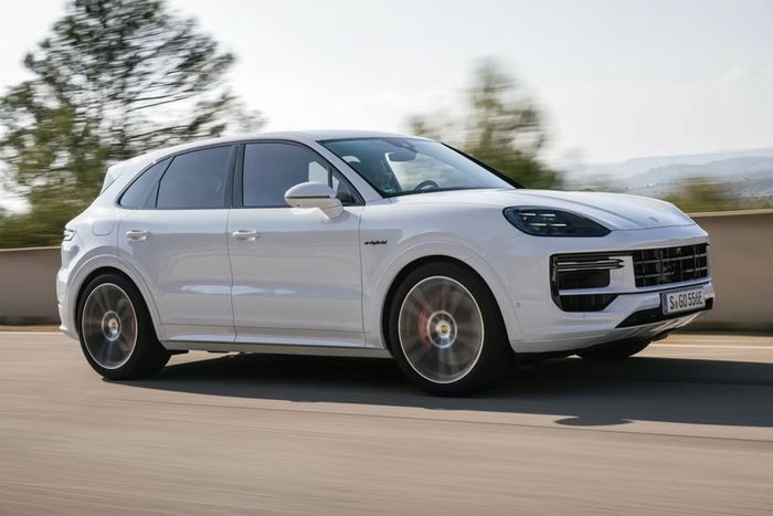 Porsche Cayenne E-Hybrid có công suất cao hơn Range Rover Sport PHEV nhưng phạm vi chạy điện công bố thấp hơn. Ảnh: Porsche