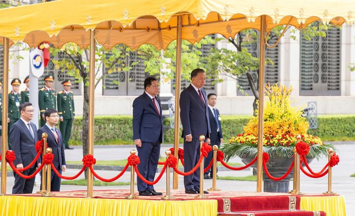 Tổng Bí thư, Chủ tịch nước Tô Lâm và Tổng thống Myanmar Min Aung Hlaing trên bục danh dự, nghe quân nhạc cử Quốc thiều hai nước