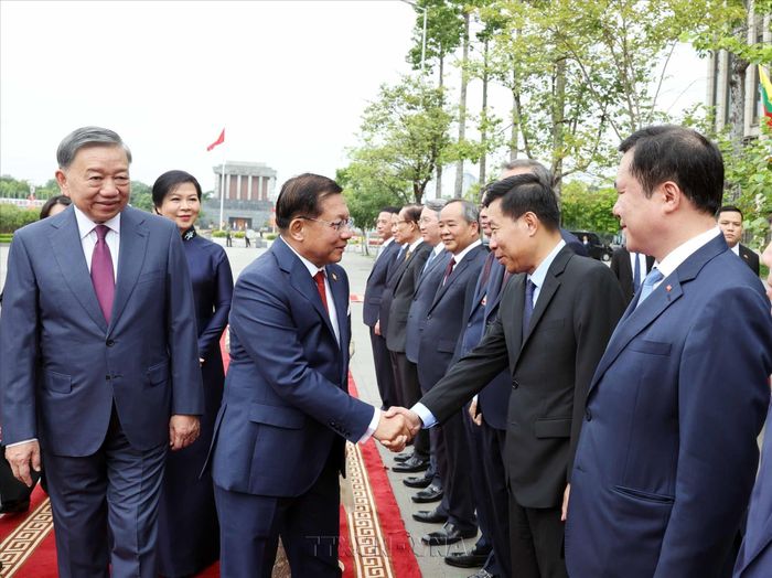 Tổng Bí thư, Chủ tịch nước Tô Lâm giới thiệu thành viên đoàn Việt Nam với Tổng thống Myanmar Min Aung Hlaing và phu nhân. Ảnh: TTXVN