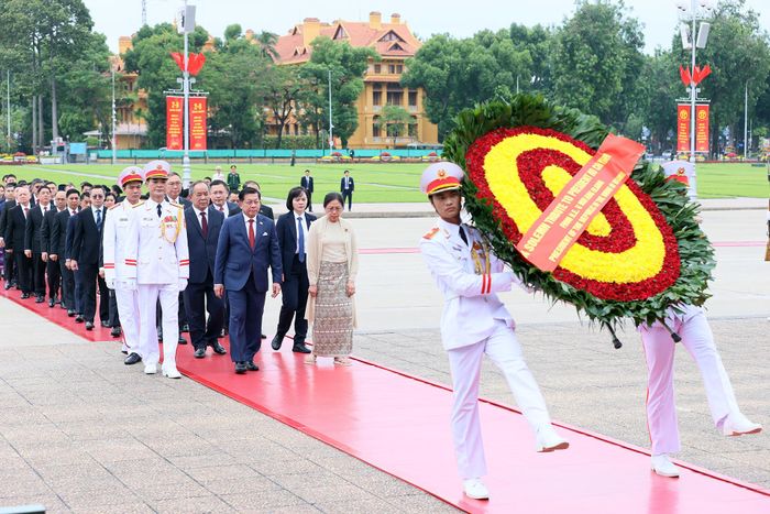 Tổng thống Myanmar cùng đoàn đại biểu đặt vòng hoa và vào Lăng viếng Chủ tịch Hồ Chí Minh