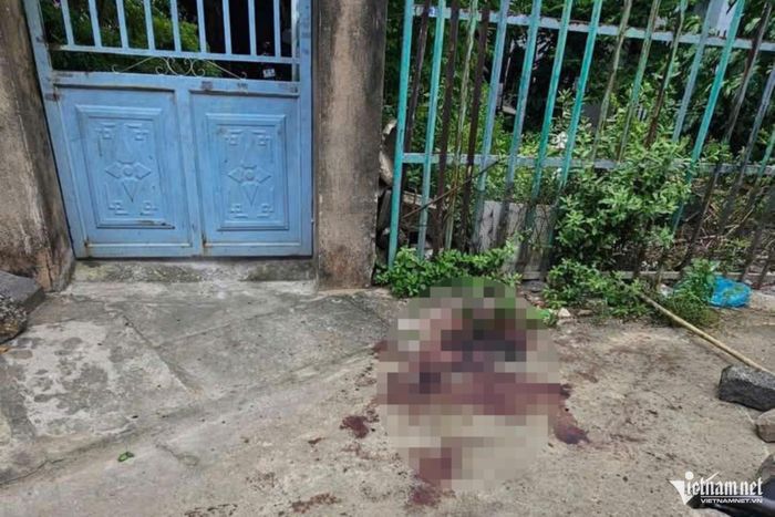 Vị trí anh Quang ngã gục cách nhà khoảng 15m. Ảnh: Hoàng Anh