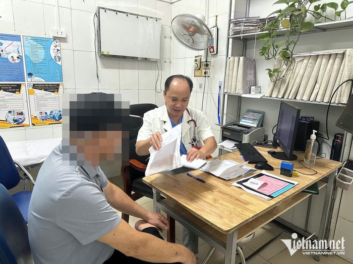 TS. BS Tạ Quang Thành thăm khám cho người bệnh. Ảnh: N. Huyền