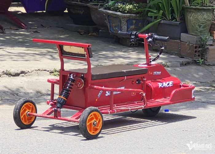 Xe điện do bé trai điều khiển.