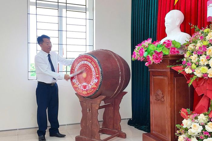 Thầy Phạm Đức Nguyên, Hiệu trưởng trường Tiểu học và THCS Thanh Lân đánh trống khai giảng năm học mới tại điểm trường liên cấp đảo Trần. Ảnh: T.B
