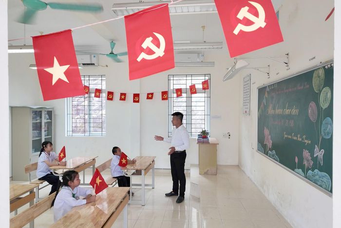 Thầy Luyện cùng 3 học trò của mình trong ngày khai giảng. Ảnh: T.B