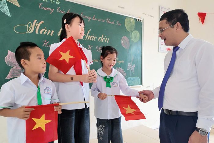 Ông Nguyễn Danh Hà, Chủ tịch UBND đặc khu Cô Tô trò chuyện cùng 3 học sinh lớp học đặc biệt trên đảo Trần trong ngày khai trường. Ảnh: T.B