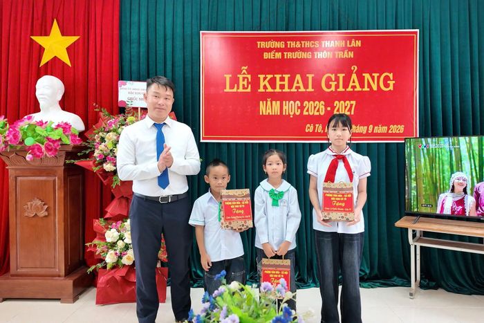 Hình ảnh buổi lễ khai giảng trên đảo Trần. Ảnh" T.B