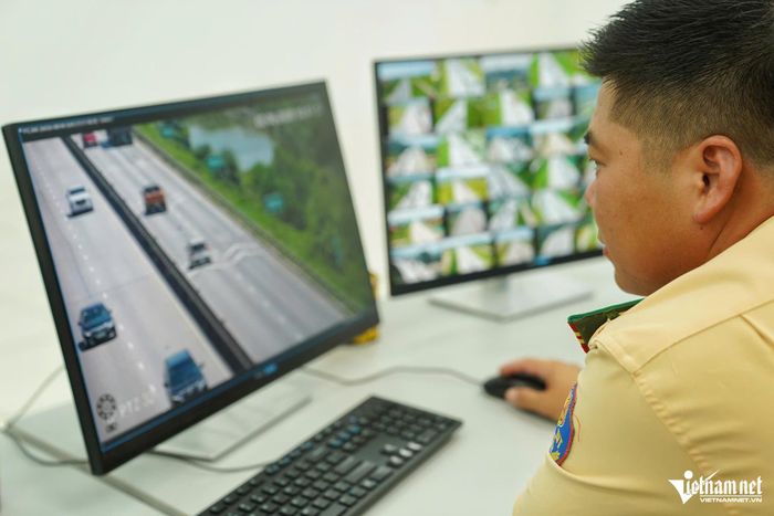 Lực lượng CSGT theo dõi camera tại trung tâm giám sát. Ảnh: Đình Hiếu