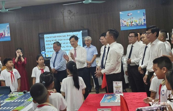 Trưởng ban Tổ chức Trung ương Nguyễn Duy Ngọc thăm phòng học STEAM