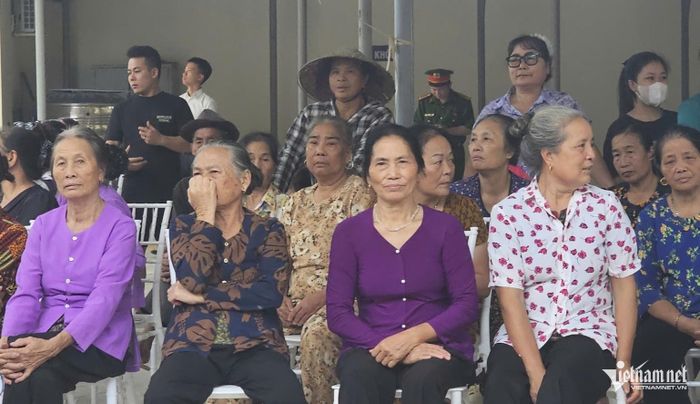 Người dân xã đảo tới lễ khai giảng, chung niềm vui chào đón năm học mới cùng con, cháu