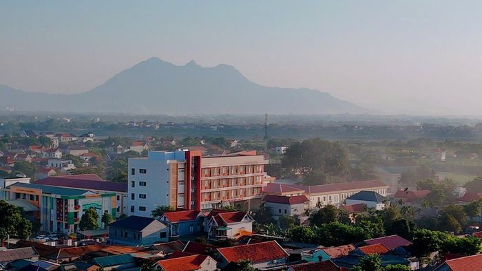 Ngôi trường nổi bật giữa xã đảo. Ảnh: Minh Châu