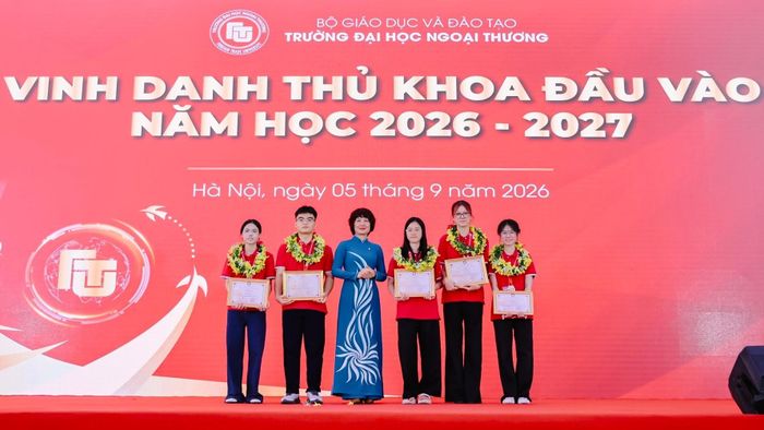 PGS.TS Phạm Thu Hương, Hiệu trưởng Trường ĐH Ngoại thương trao giấy khen cho các thủ khoa đầu vào của trường trong mùa tuyển sinh đại học chính quy năm 2026. 