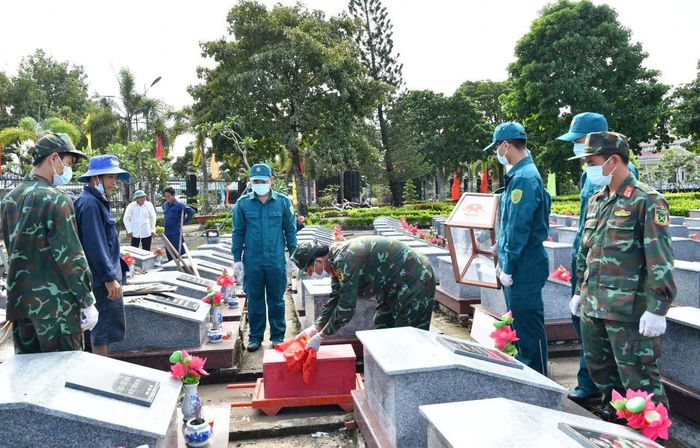 Tổ công tác cất bốc hài cốt liệt sĩ ở Nghĩa trang Liệt sĩ Hòn Đất - Ảnh: KL